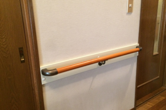 住宅廊下に設置された手すり